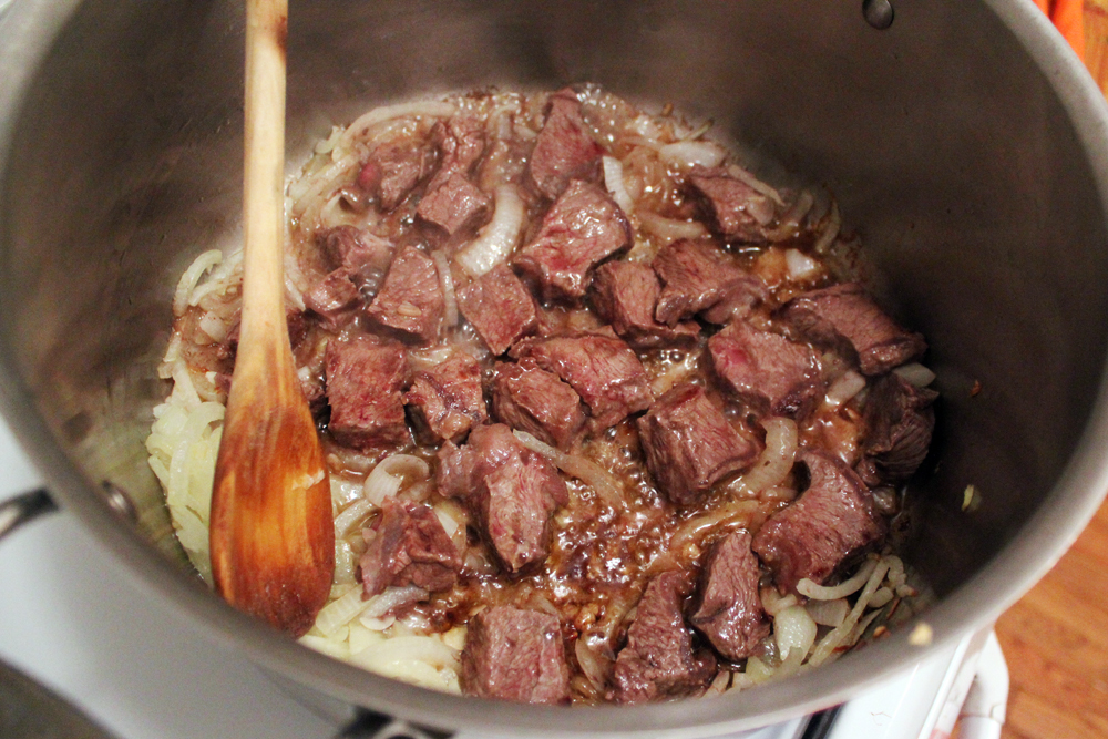 Рецепты мяса на сковороде говядина. Говядина в кастрюле. Готовим говядину с луком. Тушим мясо кастрюля. Мясо по-грузински в духовке.